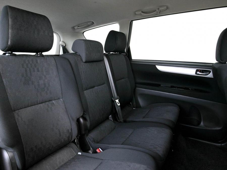  Toyota Avensis Verso 2003 года  (фото 13 из 25)